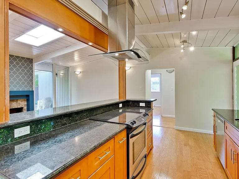 485 Emmons Dr — Photo 25