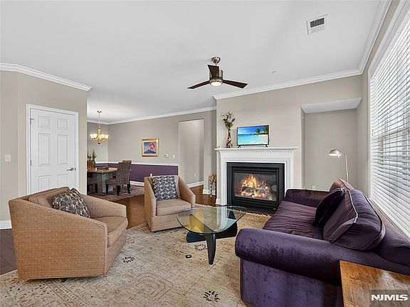 3rd image of 83 Brownstone Rd