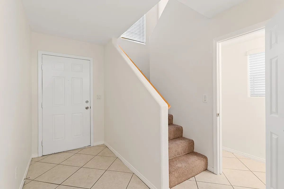 Building Photo - 7268 Vinca Rd