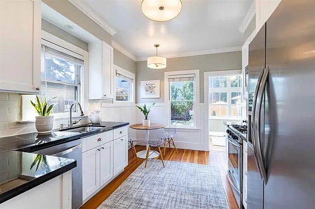 214 Emerson St — Photo 3