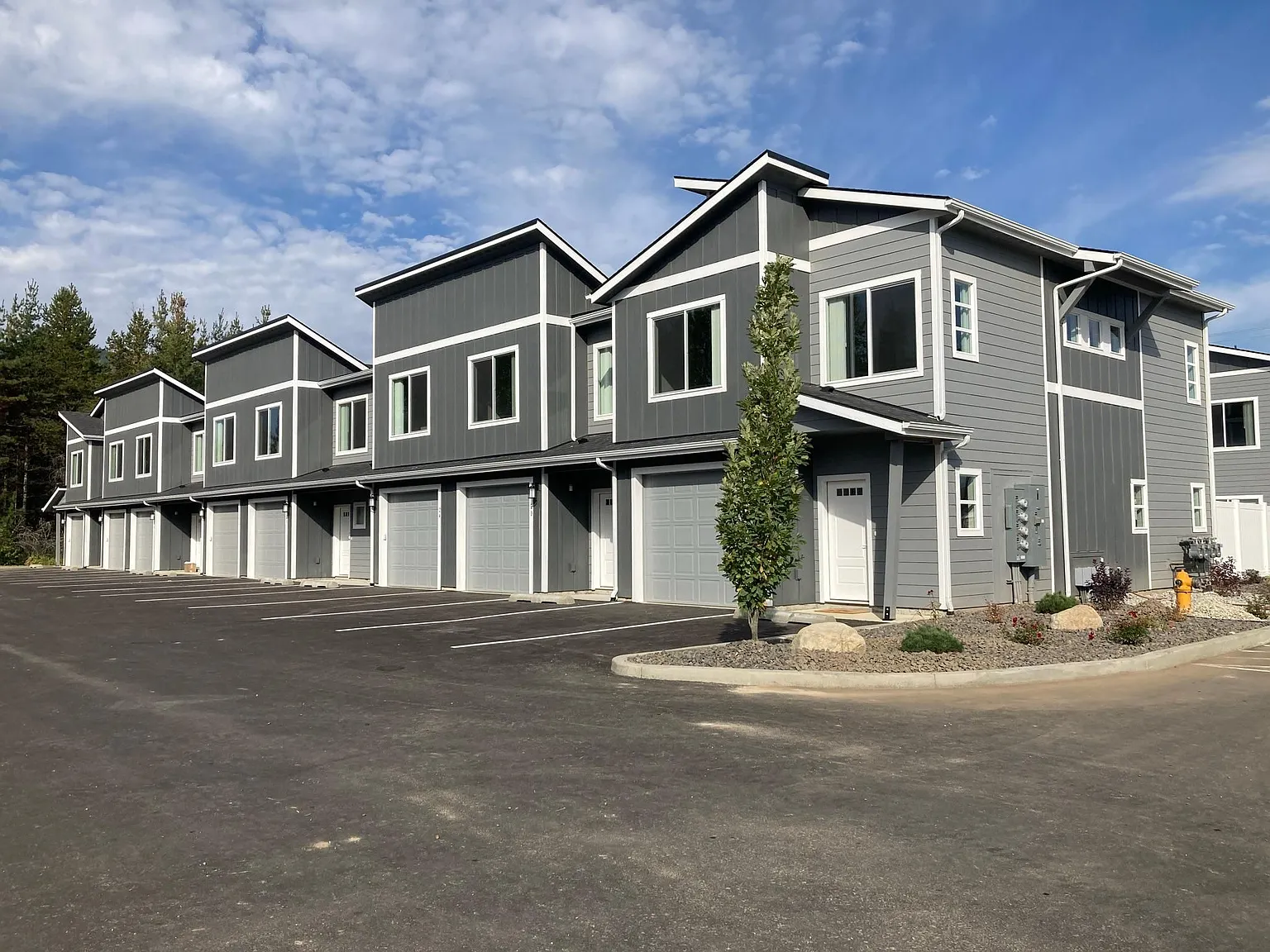 3 bed, 2.5 bath, 1400 sqft, $1,995 — Photo 2