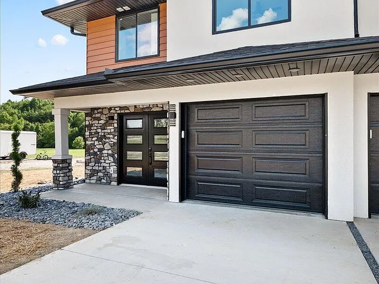 145 Crooked Creek Dr — Photo 1