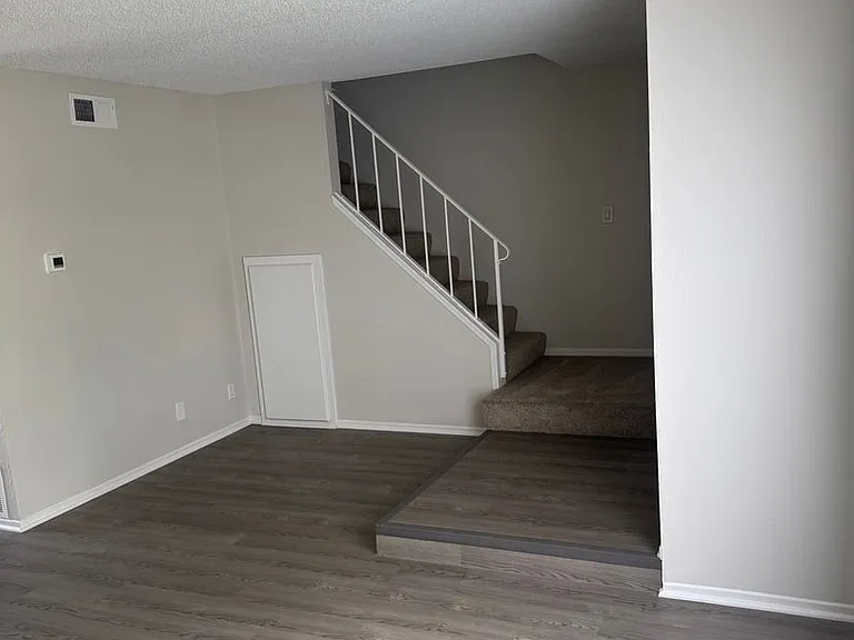 1236 Devonshire Ln — Photo 4