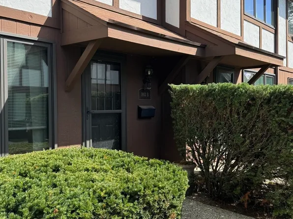 1803 Henley St #B, Glenview, IL 60025