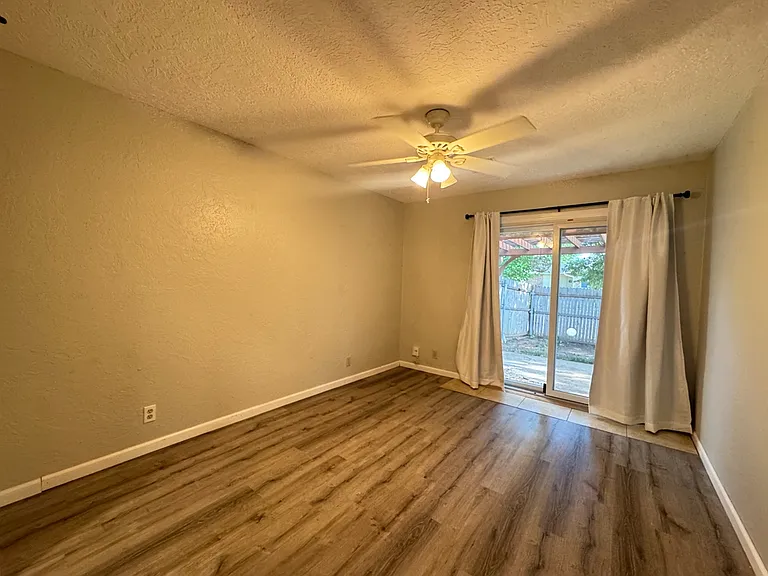 905 Rambling Oaks Dr — Photo 12