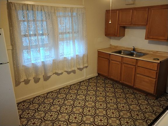 3rd image of 609 East St