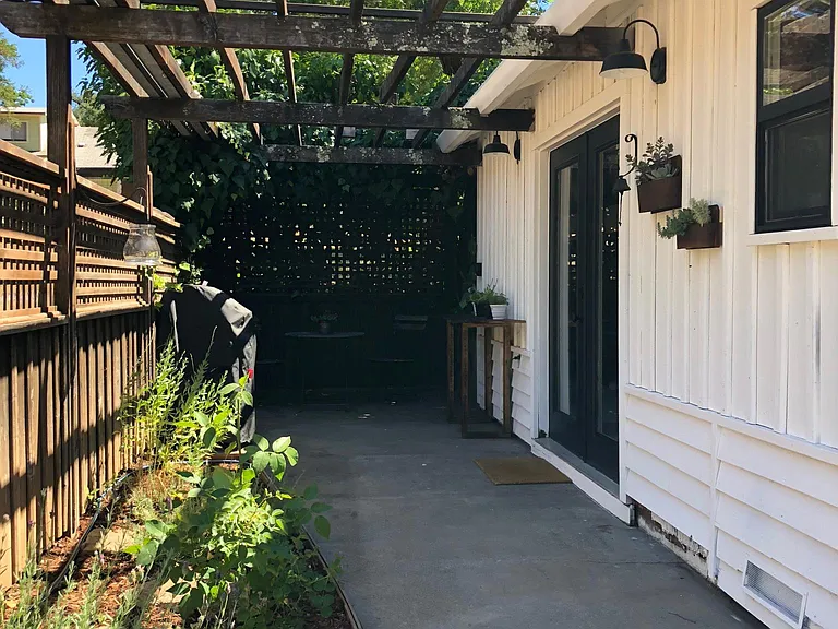 129 Rose Ln — Photo 4