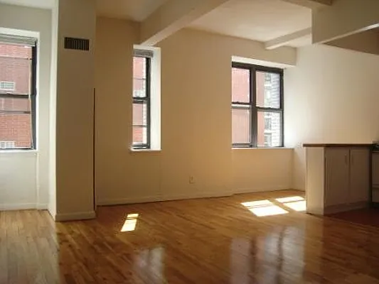 Rented by KVNY Soho | media 14