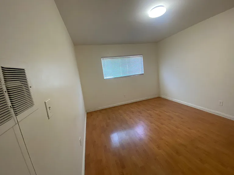626 E Chevy Chase Dr — Photo 6