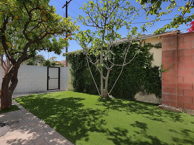 11906 Oxnard St — Photo 15