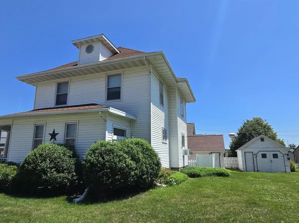 102 S Locust Ave, New Hampton, IA 50659