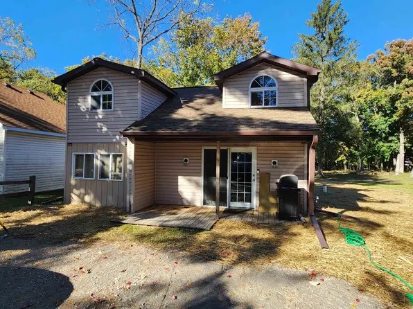 E1550 Murray Ln, Waupaca, WI 54981