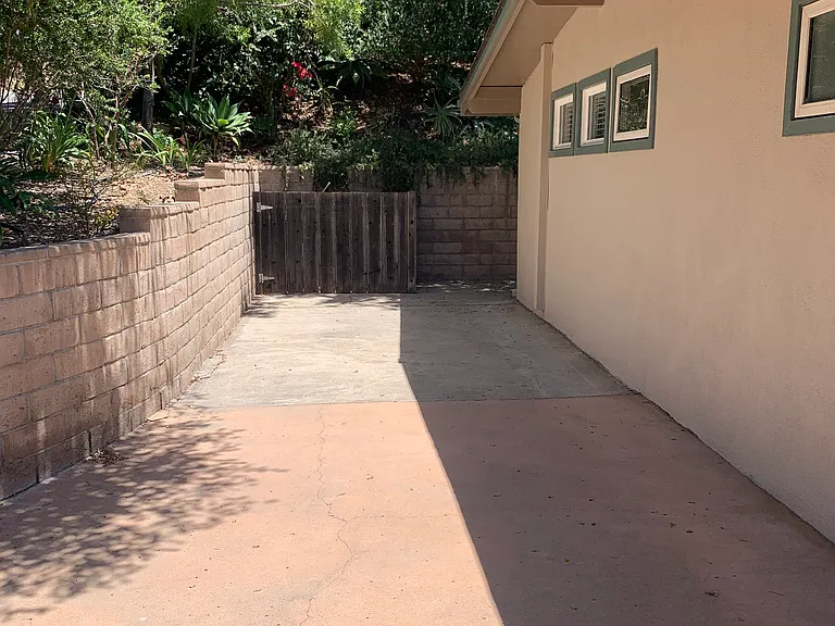 2542 Crescent Ave — Photo 2