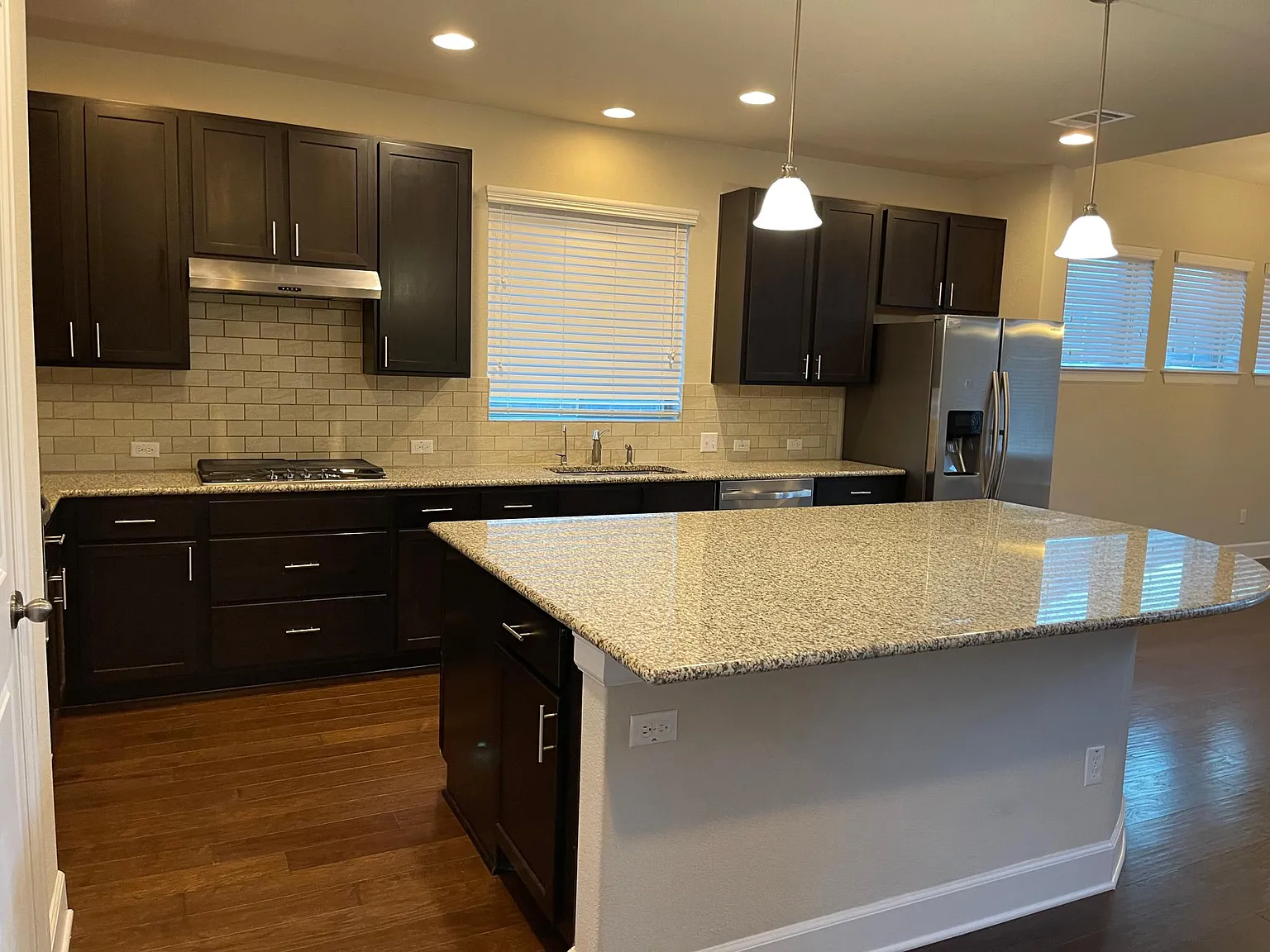 4 bed, 3.5 bath, 2811 sqft, $2,500 — Photo 2