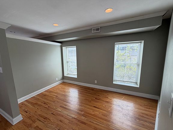 4th image of 223 N Clinton St APT 1