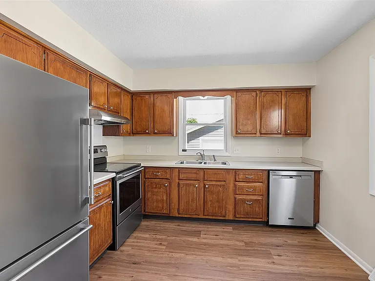 502 NE Trilein Dr — Photo 12