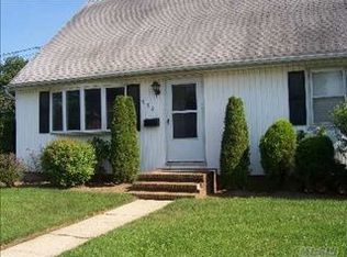 1698 N Jerusalem Rd, Merrick, NY 11566