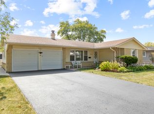 91 Keswick Rd, Elk Grove Village, IL 60007