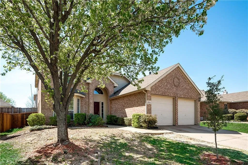 9021 Warren Dr — Photo 2
