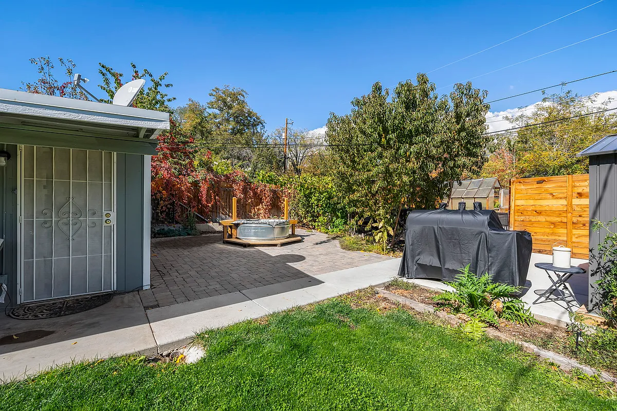 BBB and patio area - 641 Saint Lawrence Ave #1/2
