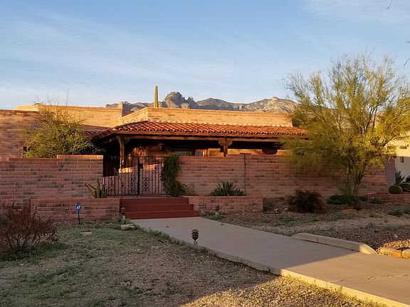 Large Entry Courtyard