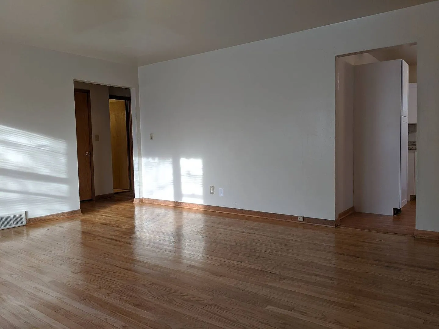 Stunning 3 Bed Lower, Appliances & Hardwood Floors & Shared Garage — Photo 4