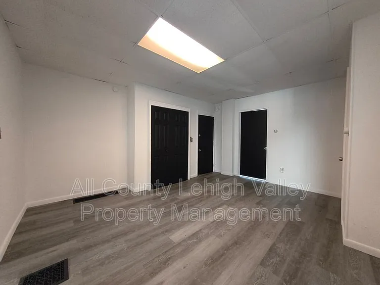 137 S 12th St — Photo 4