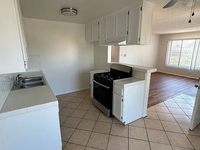 1594 Daly-Olive Apartments — Photo 4