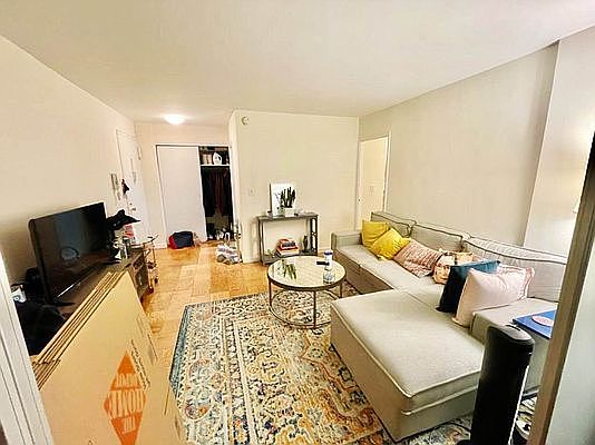 5th image of 279 E 44th St APT 6F