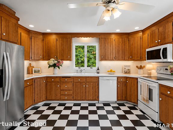 4th image of 128 Midwood Avenue