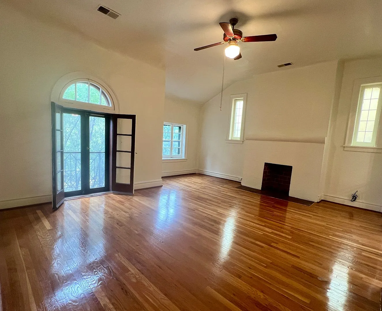 7360 Pershing — Photo 4