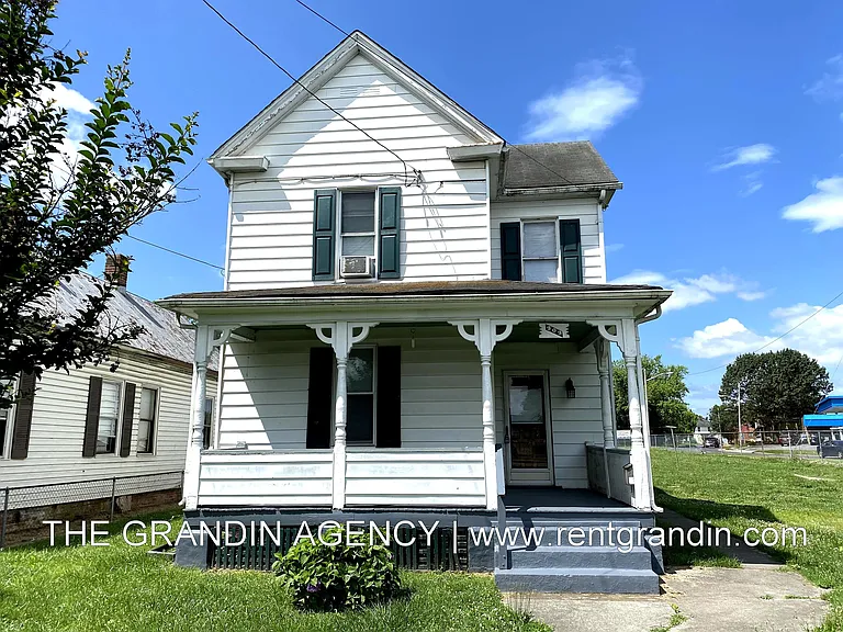 909 13th St SE — Photo 2