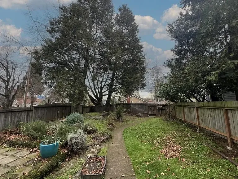 1810 Charnelton St — Photo 3