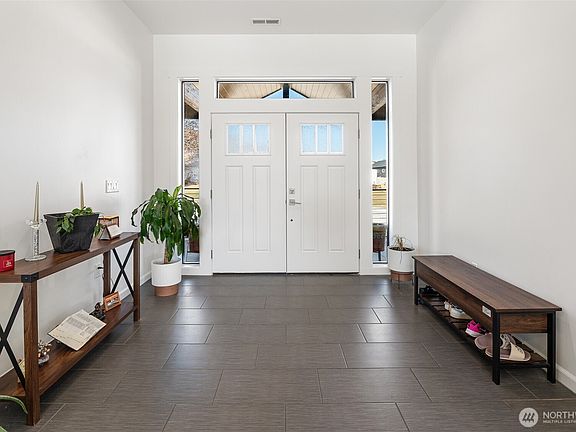 4th image of 1038 Crest Loop