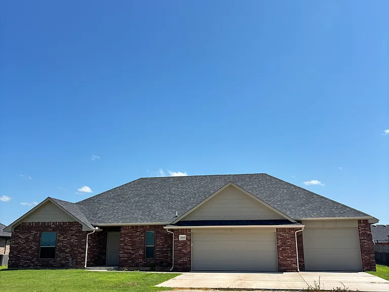 2209 E Grassland Ln — Photo 1