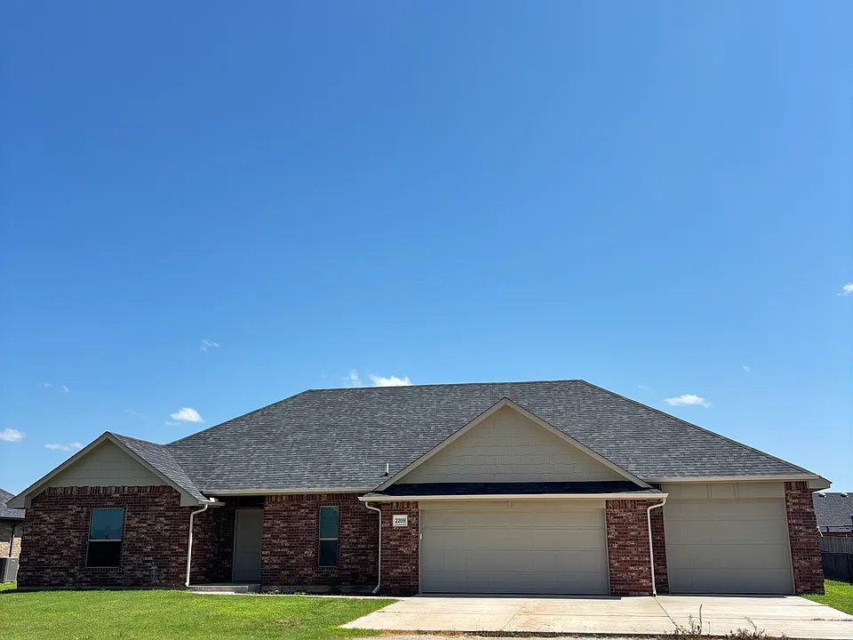 2209 E Grassland Ln