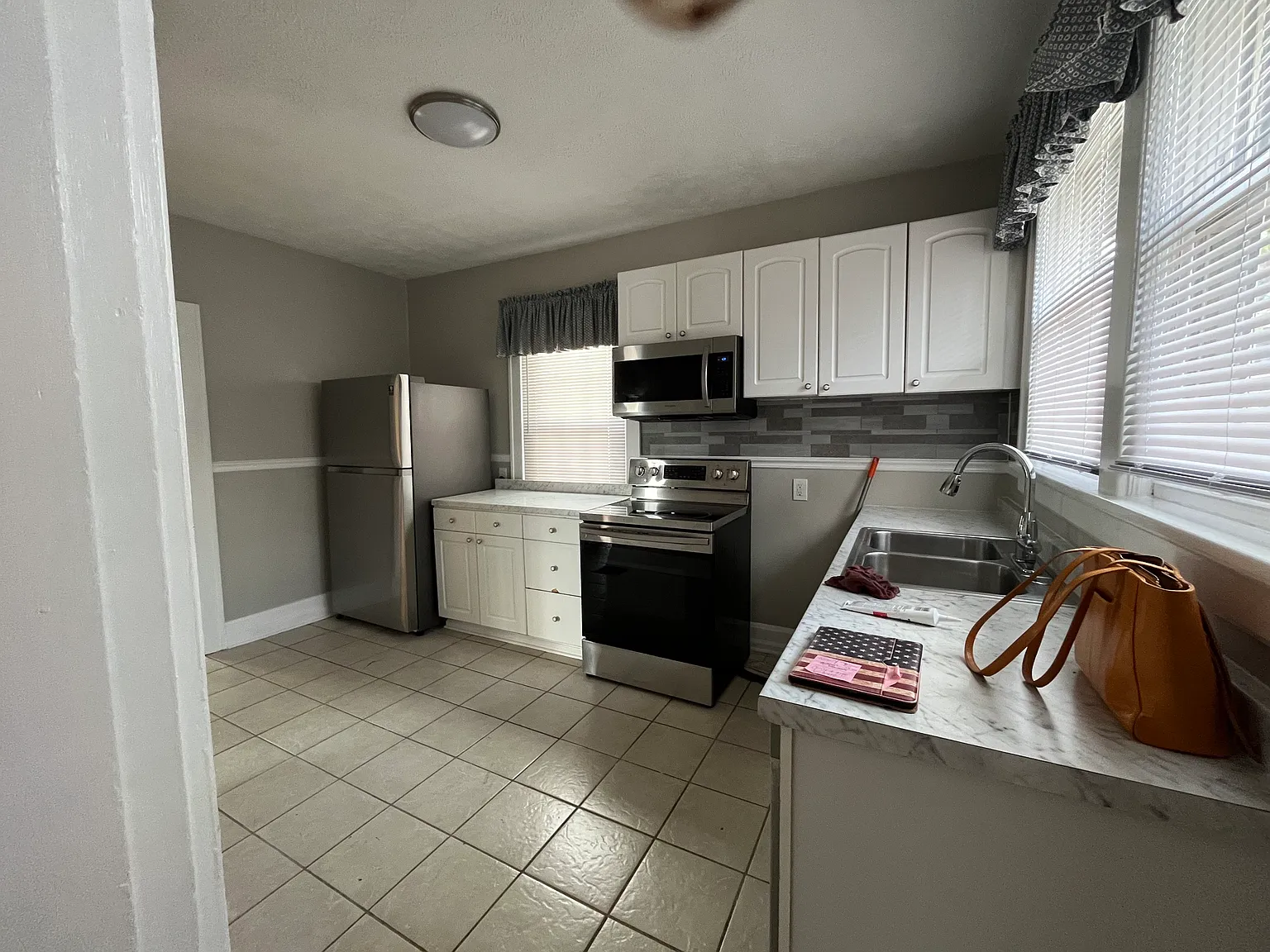 3 bed, 1.5 bath, 1477 sqft, $1,900 — Photo 2