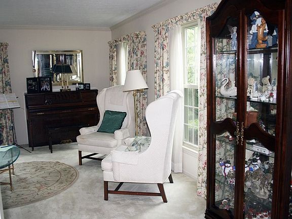 living room w/crown moldings
