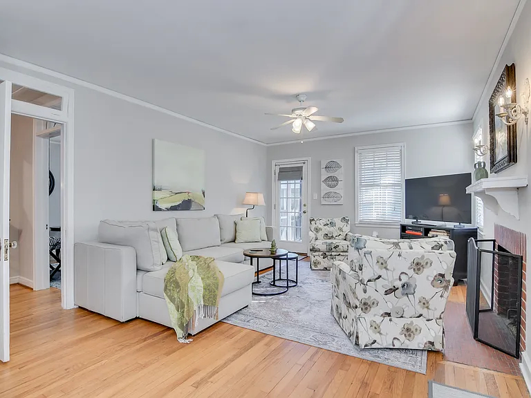 2631 Oakland Ave — Photo 4