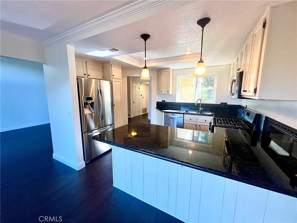3 bed, 2.5 bath, 1335 sqft, $4,000 — Photo 3