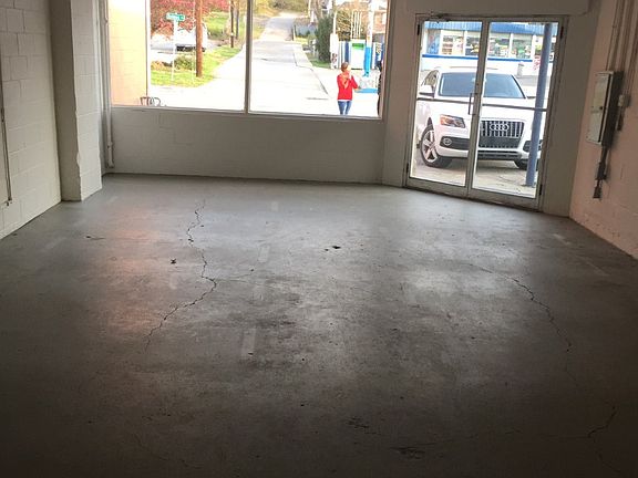5th image of 135 Holmes St