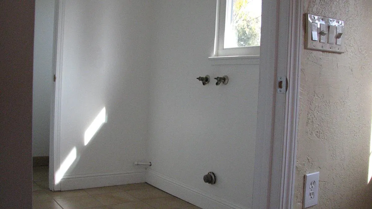 3 bed, 1.5 bath, 1590 sqft, $2,100 — Photo 3