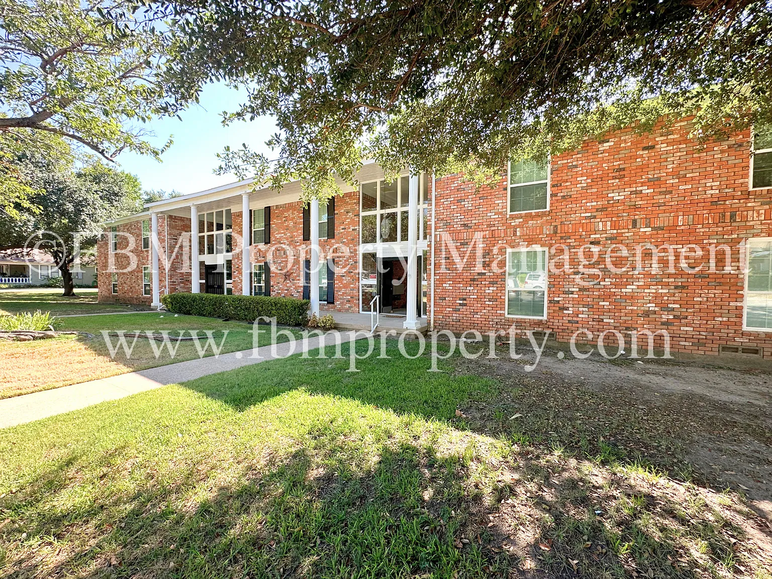 518 N Rogers St, Unit 202 - Cozy 2 Bedroom, 1 Bathroom Upstairs Apartment in Waxahachie, TX! — Photo 1