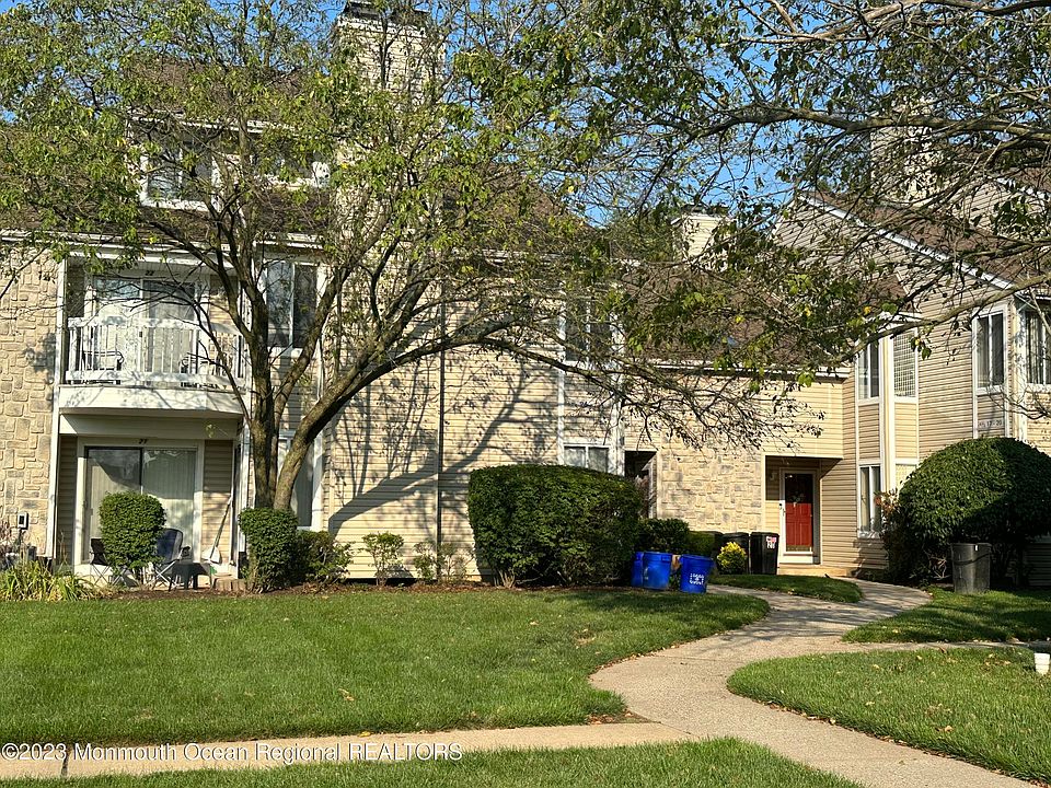 2nd image of 19 Farnham Square #219