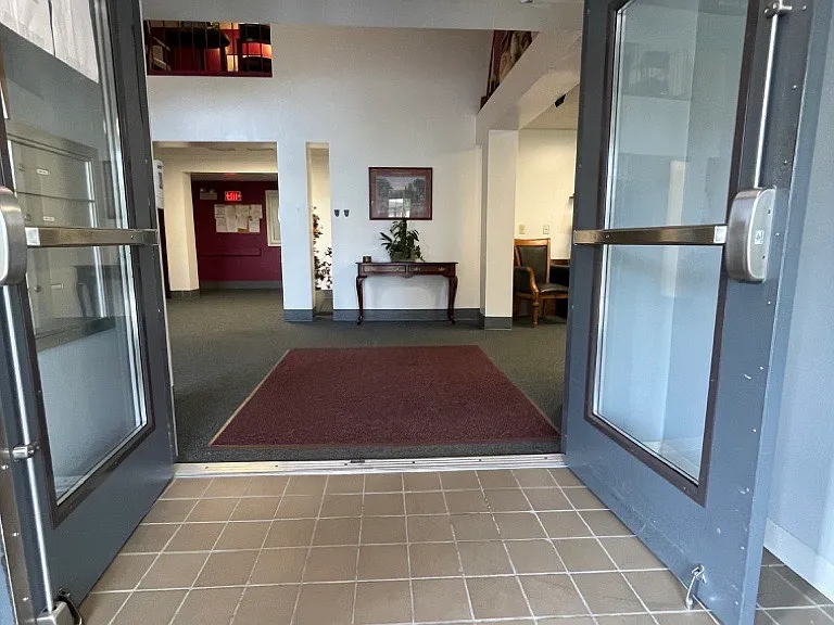 Somerset Manor Apartments — Photo 16
