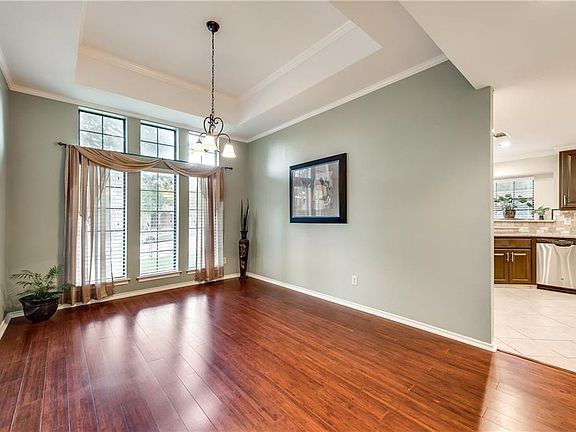 5th image of 2208 Valley View Dr