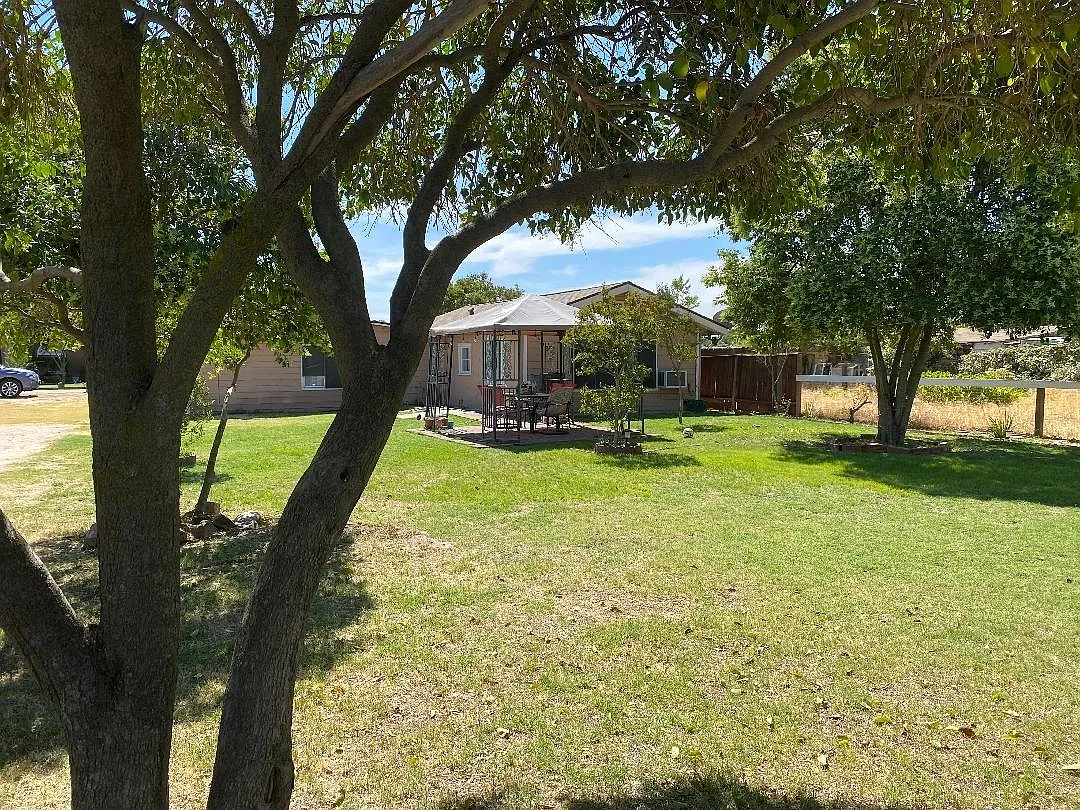 1004 Mae St photo 1
