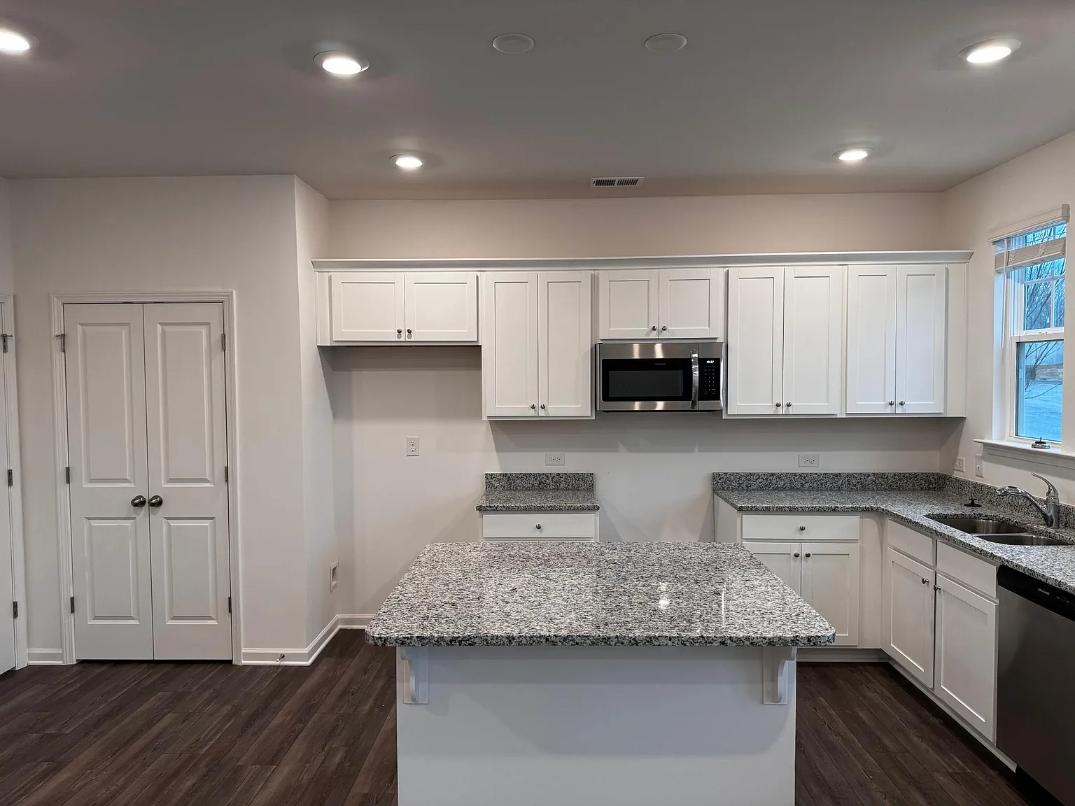 3 bed, 2.5 bath, 1455 sqft, $1,800 — Photo 3