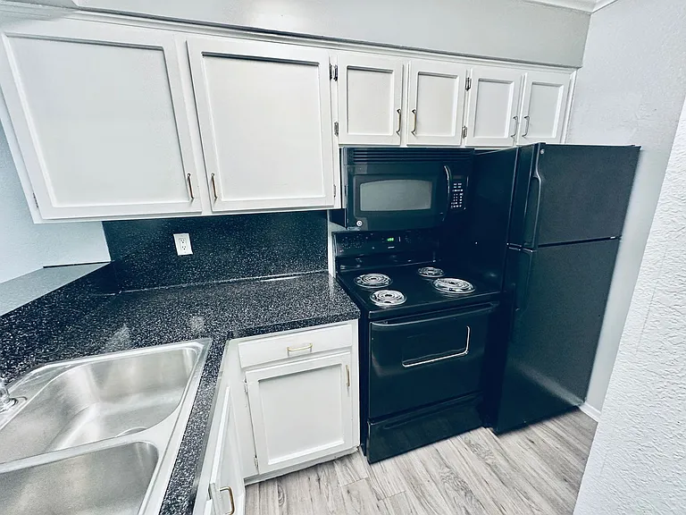 Awesome open Studio Apartments Close to Downtown — Photo 57