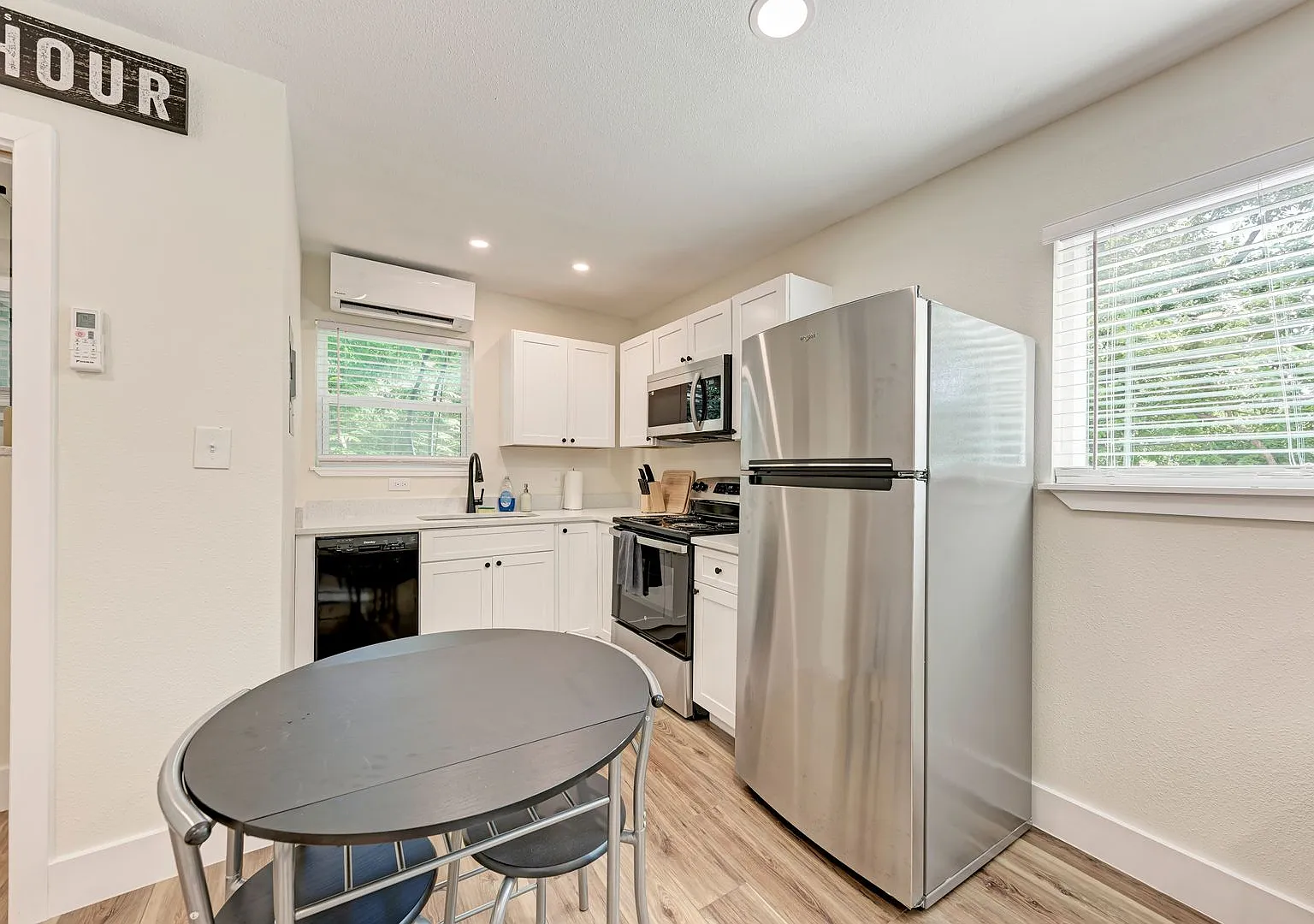 For Lease Fully Furnished Studio Near UT — Photo 4